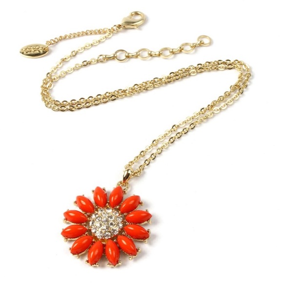 Flower pendant - resin stone and gold-tone brass - Picture 5 of 6